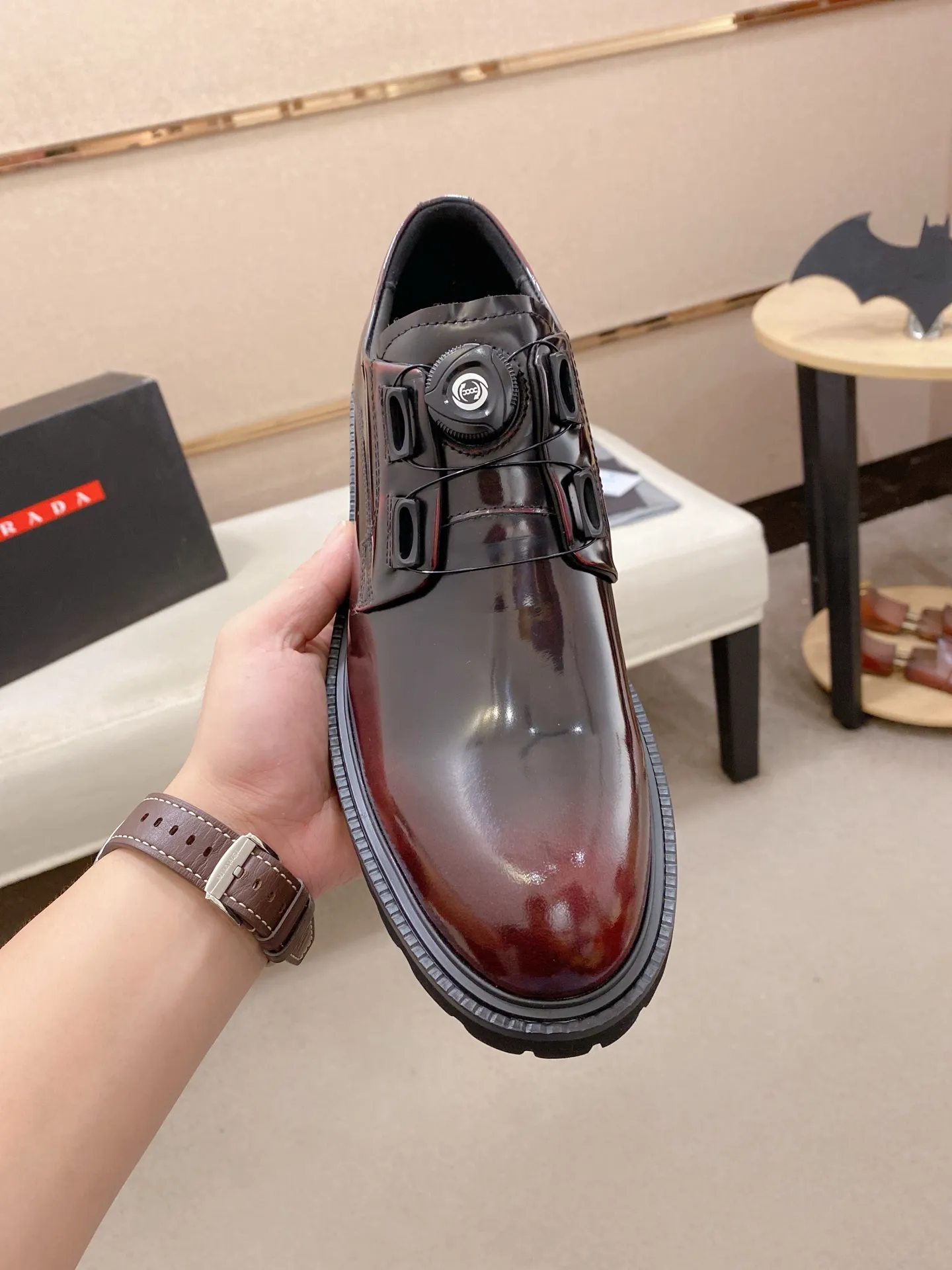 Factory price 640💰 🍁🍁High version High-quality new PRADA (Prada) counters are launched simultaneously, new men's shoes, 😘fabrics are selected from imported lacquered first-layer cowhide, and imported cowhide lining. 👍🏿 High-end ☄️ air-cushion molded anti-slip rubber outsole, exquisite lines, simple and elegant, comfortable and high-end for leisure travel. Code number: 38 to 45